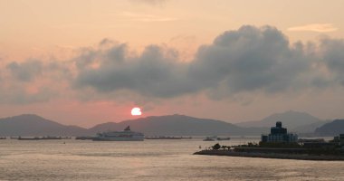 Victoria Limanı, Hong Kong - 10 Mayıs 2020: Hong Kong günbatımı