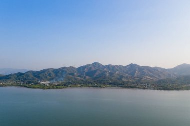 Lau Fau Shan 'daki Hong Kong dağları çok güzeldir.