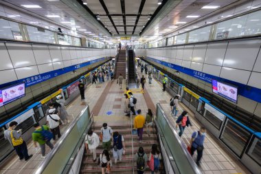 Taipei, Tayvan - 14 Mart 2022: Taipei şehrindeki Zhongxiao Xinsheng metro istasyonu