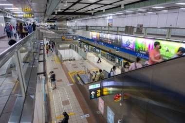 Taipei, Tayvan - 14 Mart 2022: Taipei şehrindeki Zhongxiao Xinsheng metro istasyonu