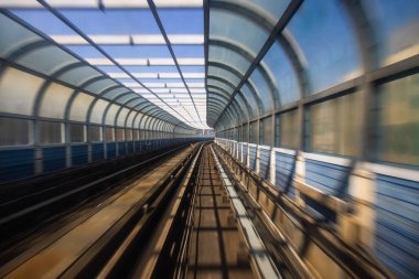 Tünelin içinde hareket eden trenin hareket bulanıklığı