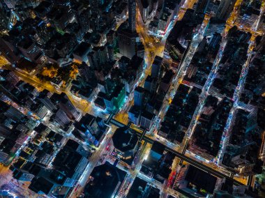 Mong Kok, Hong Kong - 18 Kasım 2021: Geceleri Hong Kong şehrinin yukarıdan aşağı manzarası