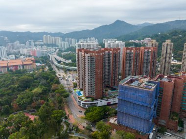 Sha Tin, Hong Kong - 26 Ocak 2022: İHA Hong Kong yerleşim bölgesi üzerinde uçuyor