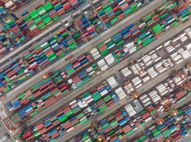 Kwai Chung, Hong Kong - 27 Ocak 2022: Hong Kong kargo terminalinin üst görüntüsü