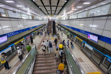 Taipei, Tayvan - 14 Mart 2022: Taipei şehrindeki Zhongxiao Xinsheng metro istasyonu