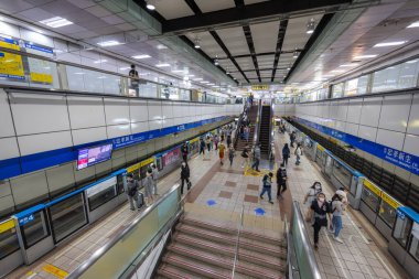 Taipei, Tayvan - 14 Mart 2022: Taipei şehrindeki Zhongxiao Xinsheng metro istasyonu