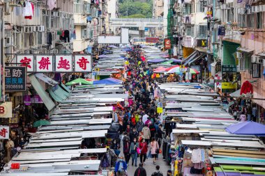 Hong Kong - 24 Mart 2022: Mongkok 'un Fa yuen caddesinde kalabalık insanlar markette yürüyor