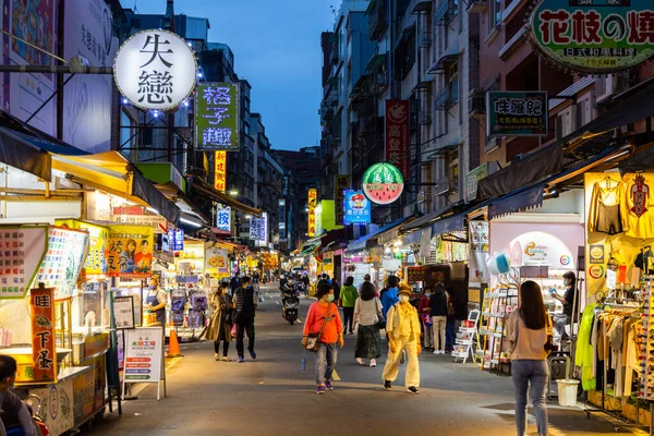 Taipei, Tayvan - 17 Mart 2022: Tamsui Eski Caddesi, Gece