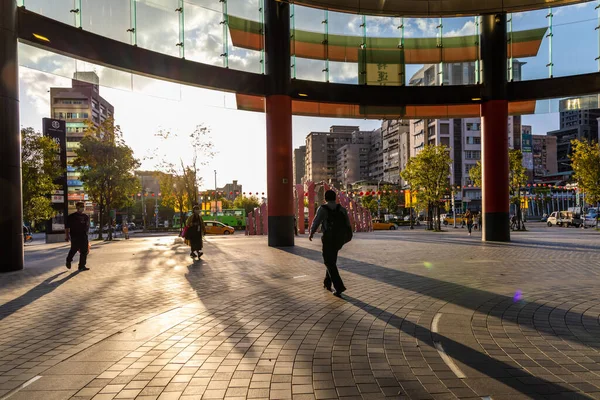 Taipei, Tayvan - 24 Mart 2022: Taipei şehrinin Songshan kentindeki büyük Torii 'de gün batımı alevi