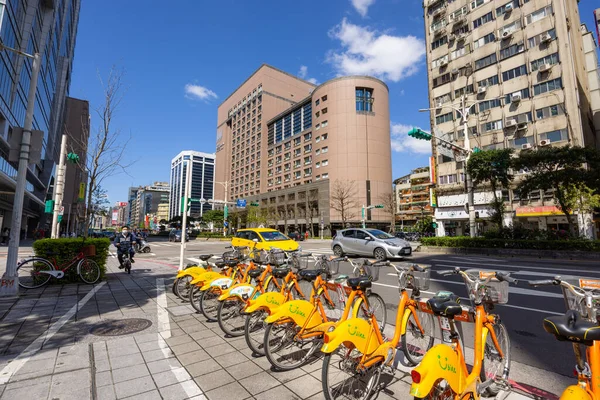 Taipei, Tayvan - 24 Mart 2022: Tayvan 'da Songshan İlçe Caddesi