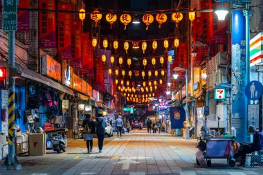 Taipei, Tayvan - 06 Mart 2022: Huayin Caddesi, gece