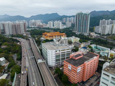 Sha Tin, Hong Kong - 26 Ocak 2022: İHA Hong Kong yerleşim bölgesi üzerinde uçuyor