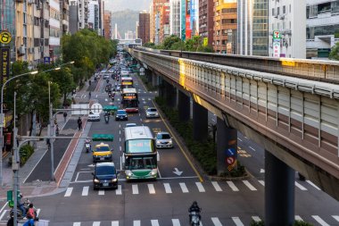 Taipei, Tayvan - 04 Mart 2022: Günbatımı saatinde Taipei şehir metro istasyonu