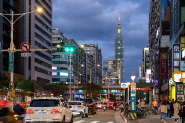 Taipei, Tayvan - 11 Mart 2022: Gün batımında daan bölgesi Taipei şehir sokağı