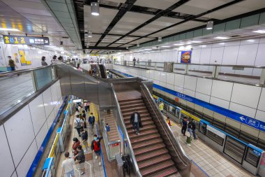 Taipei, Tayvan - 14 Mart 2022: Taipei şehrindeki Zhongxiao Xinsheng metro istasyonu
