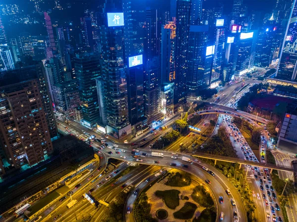 Causeway Bay, Hong Kong - 25 Ocak 2022: Geceleri Hong Kong şehir trafiğinin en üst görüntüsü