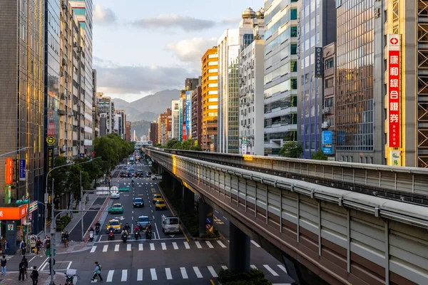 Taipei, Tayvan - 04 Mart 2022: Taipei şehir metro istasyonu