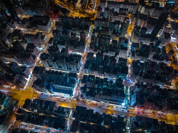 Sham Shui Po, Hong Kong - 28 Aralık 2021: Kowloon tarafında Hong Kong şehrinin gece manzarası