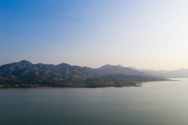Lau Fau Shan 'daki Hong Kong dağları çok güzeldir.