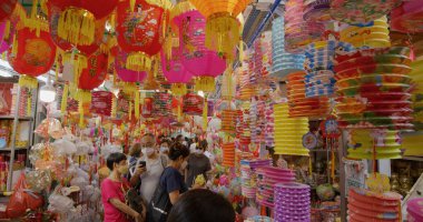 Yuen Long, Hong Kong - 09 Eylül 2021: Hong Kong 'da sulak pazarda geleneksel sonbahar ortası feneri satmak