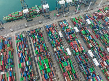 Kwai Tsing, Hong Kong - 21 Ocak 2022: Hong Kong kargo terminalinin üst görüntüsü