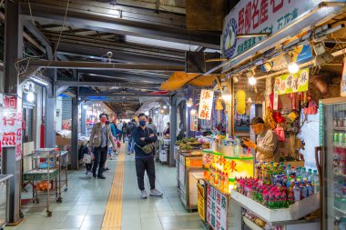 Tayvan - 04 Nisan 2022: Yehliu 'daki deniz ürünleri lokantası hediyelik eşya dükkanı