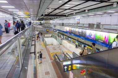Taipei, Tayvan - 14 Mart 2022: Taipei şehrindeki Zhongxiao Xinsheng metro istasyonu