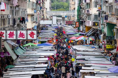 Hong Kong - 24 Mart 2022: Mongkok 'un Fa yuen caddesinde kalabalık insanlar markette yürüyor
