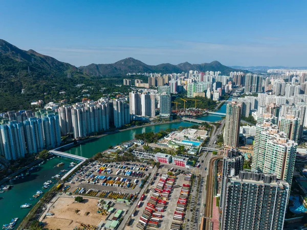 Tuen Mun, Hong Kong - 05 Şubat 2022: İnsansız hava aracı Hong Kong yerleşim bölgesi üzerinde uçuyor