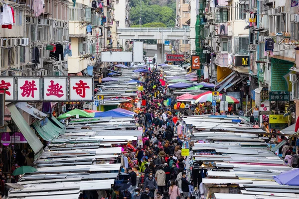 Hong Kong - 24 Mart 2022: Mongkok 'un Fa yuen caddesinde kalabalık insanlar markette yürüyor