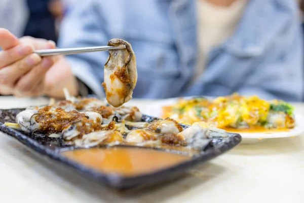 Restoranda soslu taze istiridye.