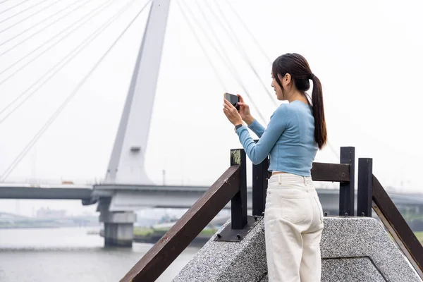 Woman Take Photo Cellphone City — Stockfoto