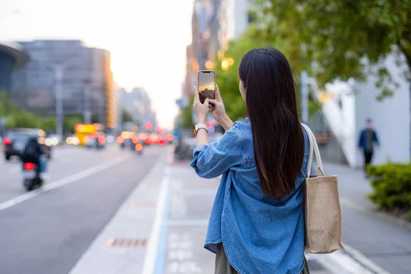 Woman Use Mobile Phone Take Photo Street — Stockfoto