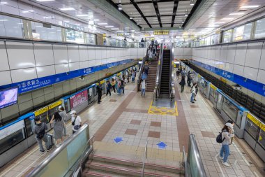 Taipei, Tayvan - 14 Mart 2022: Taipei şehrindeki Zhongxiao Xinsheng metro istasyonu