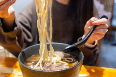 Restoranda Tayvan usulü erişte çorbası.