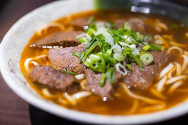 Tayvan usulü erişte çorbası.