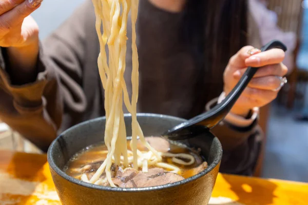 Restoranda Tayvan usulü erişte çorbası.