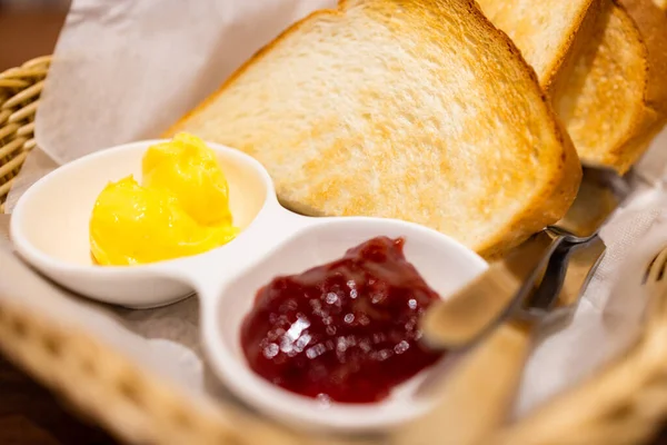 Хлібний Тост Маслом Полуничним Джемом — стокове фото