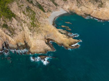 İnsansız hava aracı Hong Kong Sai Kung doğal alanı üzerinde uçuyor.