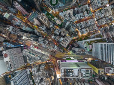 Causeway Körfezi, Hong Kong - 30 Ocak 2022: Hong Kong şehir trafiğini tepeden aşağı görmek