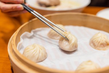 Restoranda Çin usulü çorba ekmeği.