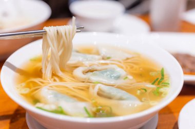 Restoranda bir kase sebzeli erişte.