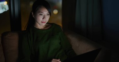 Akşam iş kadın evde dizüstü bilgisayar üzerinde