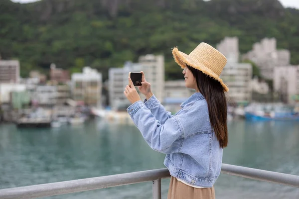 Путешествующая Женщина Использует Мобильный Телефон Сфотографироваться Рыбацкой Гавани Ехлю — стоковое фото