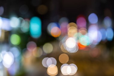 Gece şehir trafiğinin bulanık görüntüsü