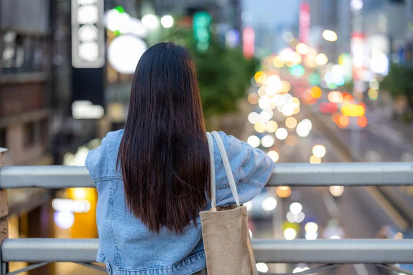 Vrouw Kijken Naar Stad Avond — Stockfoto