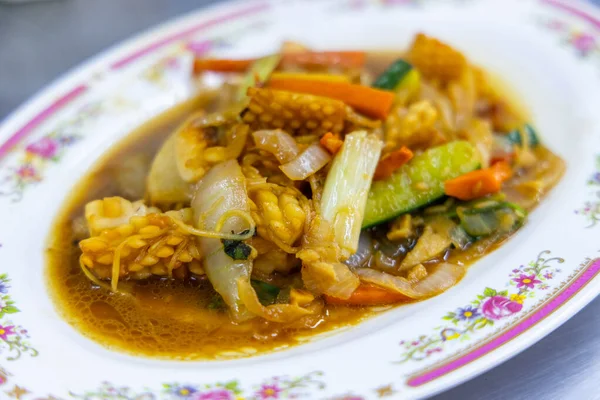 Tayvan 'da sokak pazarında kızarmış kalamar yemeği.