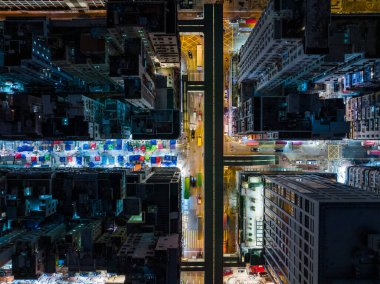 Geceleri Hong Kong 'un tepeden aşağı manzarası