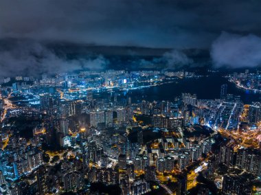 Geceleri Hong Kong şehrinin hava manzarası.