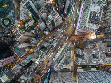 Causeway Körfezi, Hong Kong - 30 Ocak 2022: Hong Kong şehir trafiğini tepeden aşağı görmek